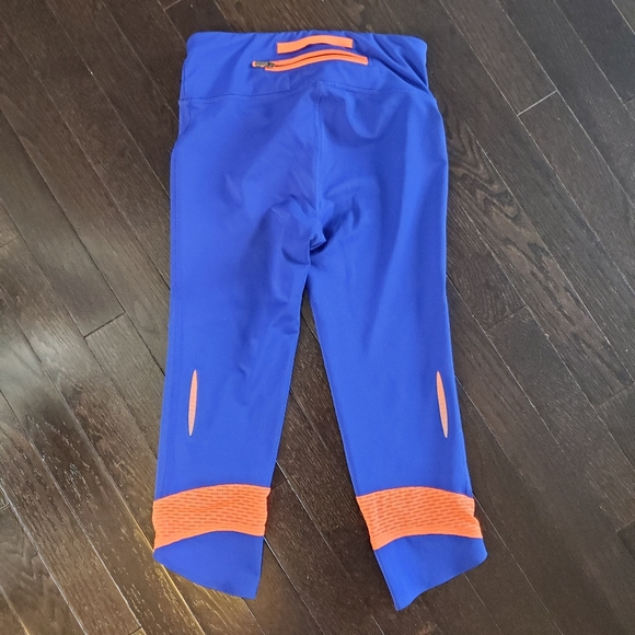 3 Under Armour Capri Length Leggings - Picture 3 of 7